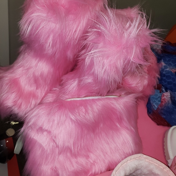 Boots,hats and scarfs - Picture 8 of 8